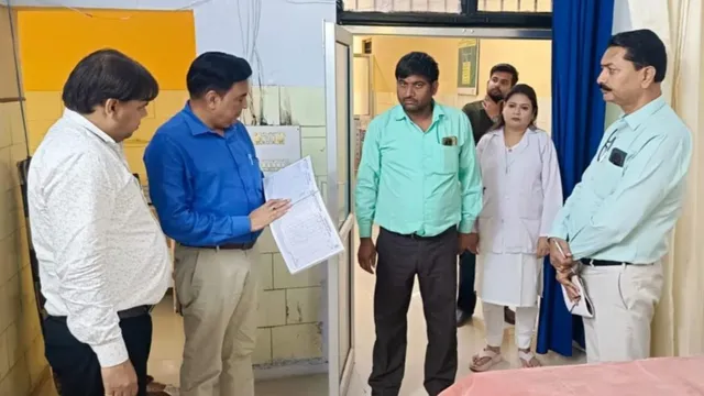 मैनपुरी के CHC गोधना में अजब मनमानी: अचानक पहुंचे CMO को गैरहाजिर मिले 26 कर्मचारी, वेतन कटा
