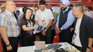 मीट एट आगरा में पहुंचे आगरा के डीएम मनीष बंसल।