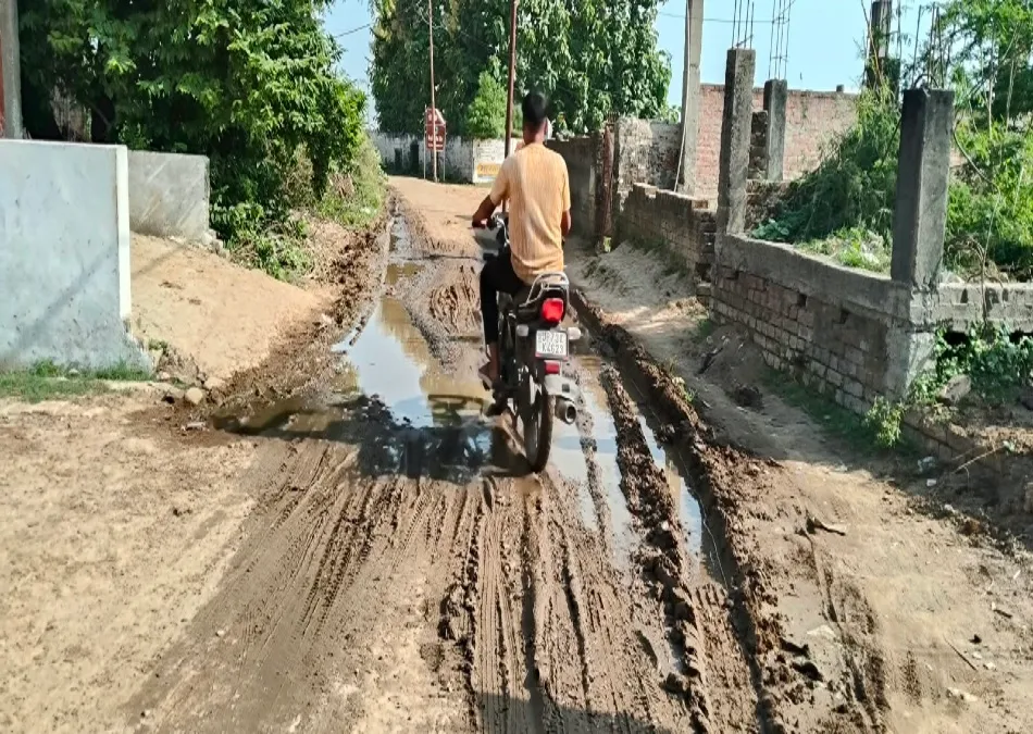 mud on road in Umarpur Niva