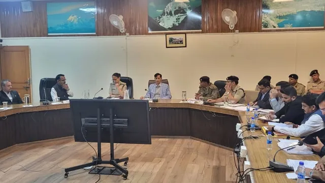 कैंची धाम में भीड़ नियंत्रण के लिए प्री-पंजीकरण सुविधा होगी शुरू, आयुक्त ने दिए निर्देश
