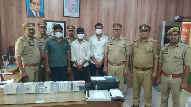 ग्रेटर नोएडा में जाली नोट छापने वाले गिरोह का पर्दाफाश, 2.54 लाख के नकली नोट के साथ 3 गिरफ्तार
