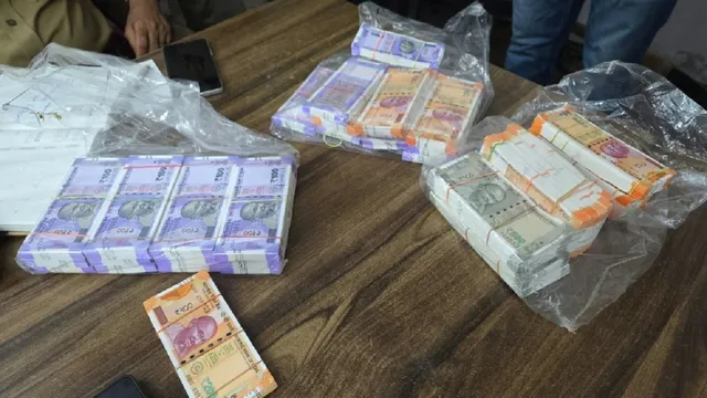 वर्दी में '420'! UP पुलिस के दो सिपाहियों के साथ मिलकर नकली नोट चलाने वाले हिस्ट्रीशीटर समेत 5 गिरफ्तार