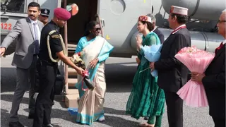 राष्ट्रपति द्रौपदी मुर्मु का मनाली पहुंचने पर स्वागत करतीं सांसद कंगना रनौत।