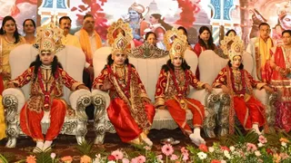 वाटर वर्क्स स्थित अग्रवन में सोमवार को आयोजित मेहंदी कार्यक्रम में मंच पर विराजमान भगवान श्री राम,लक्ष्मण, भरत और शत्रुघ्न के स्वरूप। जागरण