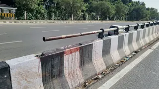 हादसा इतना भीषण था कि टक्कर के बाद बाइक सवार एक्सप्रेसवे की कंक्रीट सुरक्षा दीवार से जा टकराया।