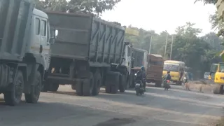 NH-33 पर ट्रक ने बाइक को कुचला