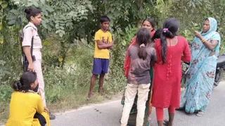 15 वर्षीय किशोरी का गड्ढे में मिला शव