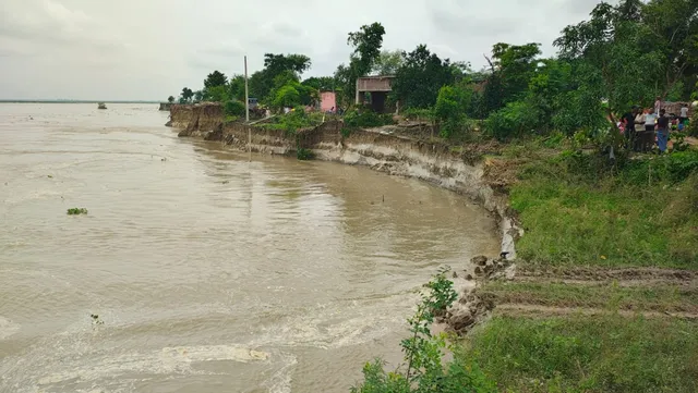 बलिया में सरयू नदी में कटान तेज, गोपालनगर टांडी में नदी में समा गए चार मकान