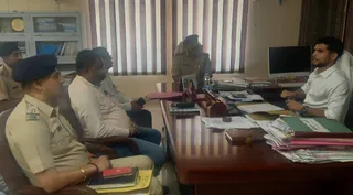 अनुमंडल पदाधिकारी की अध्यक्षता में हुई इस बैठक में पुलिस व प्रशासनिक अधिकारियों तथा विभिन्न पूजा समितियों के प्रतिनिधियों ने हिस्सा लिया।