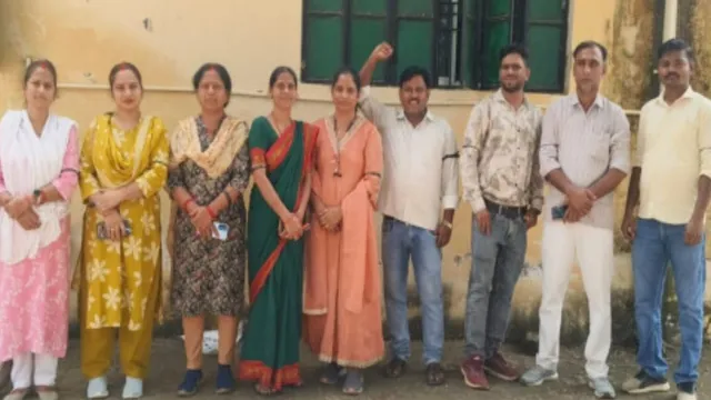 सोनभद्र में समान काम के बावजूद कम वेतन, स्वास्थ्यकर्मियों ने बांधा काला फीता