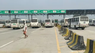 स्थानीय रूट की बसों से ज्यादा टोल लेने का आरोप
