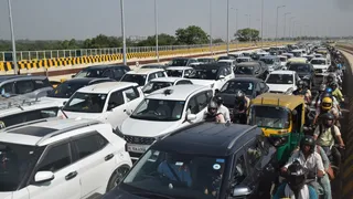 बारापुला फेज-3 पर मयूर विहार से एम्स जाने वाले मार्ग पर लगा जाम। जागरण