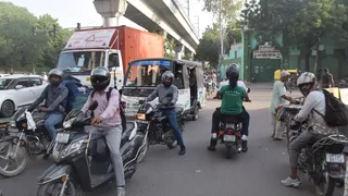 गोविंदपुरी लाल बत्ती के पास गलत दिशा में जाते बाइक चालक। जागरण