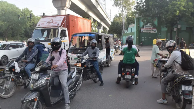 दिल्ली के दो चौराहे बने ट्रैफिक रूल्स के उल्लंघन का अड्डा, हर घंटे 34000 से ज्यादा बार टूटते हैं नियम