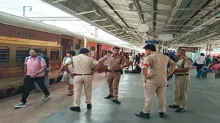 पीडीडीयू नगर में गरबा एक्सप्रेस से सात नाबालिगों को बाल श्रम से बचाया गया।