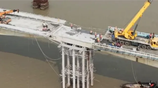 विक्रमशिला सेतु से 65 सदस्यों की टीम हटा रही अंतिम बेली ब्रिज, रेलिंग और सड़क कटिंग का काम भी जारी
