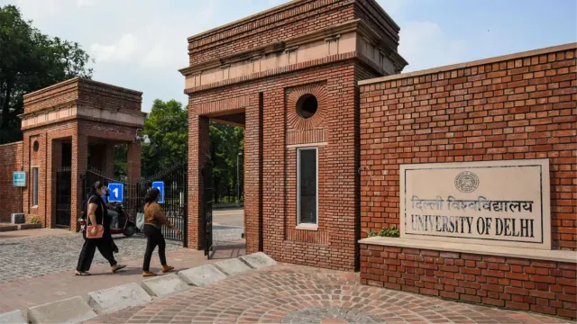 DU के छात्रों के पास कॉलेज बदलने का मौका, माइग्रेशन के लिए 9 अक्टूबर तक सकते हैं अप्लाई
