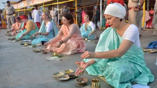 पिंडदान करते विदेशी श्रद्धालु। फोटो जागरण