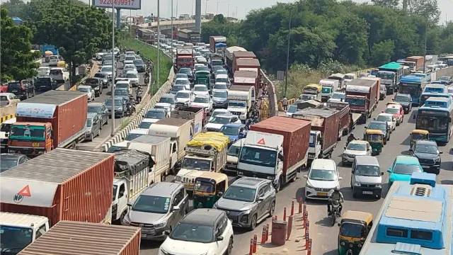 Google Maps अपडेट नहीं होने से बेवकूफ बन रहे यात्री, ब्लू लाइन देख बारापुला फेज-3 पर जाम में फंस रहे लोग
