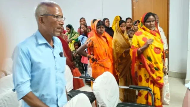आवास योजना के नाम पर महिलाओं से ठगी, बक्सर में ₹2-2 हजार लेने के बाद भी सूची से नाम गायब
