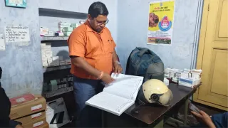 ओपीडी से गायब मिले डॉक्टर और कर्मी