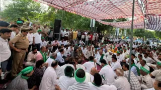 नोएडा प्राधिकरण के कार्यालय के बाहर किसानों का धरना। फोटो: जागरण