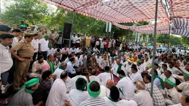 नोएडा में 81 गावों के किसानों की अथॉरिटी से वार्ता सकारात्मक, पर सभी मांगों का अंतिम समाधान बाकी; धरना जारी