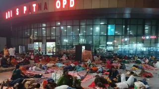 खुले में सोने को मजबूर लोग