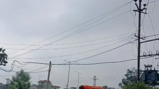 हादसों को दावत दे रहे बिजली के तार