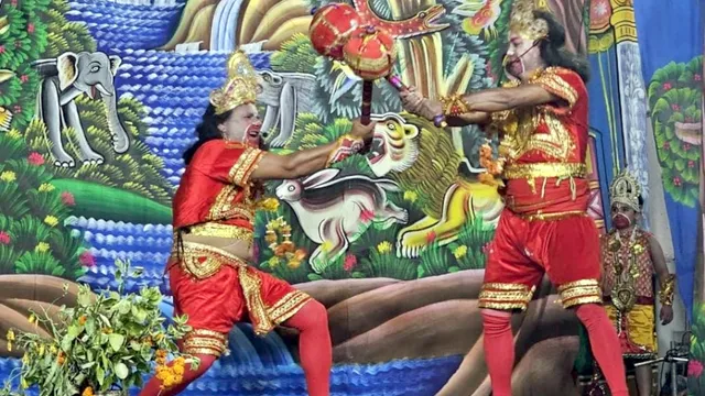 मंच पर लगा गदा तो सुग्रीव को याद आ गया ऑफिस! बाली को दी नौकरी खाने की धमकी, दर्शक हुए लोटपोट
