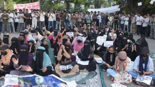 AMU परिसर में धरने पर बैठे छात्र-छात्राएं।