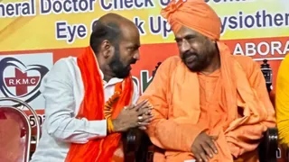 बड़ाबाजार की नवाब लेन का नाम बदलने की मांग पर कार्तिक महाराज को पत्र सौंपते भाजपा नेता।