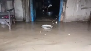 पश्चिम चंपारण के बगहा में बारिश के बाद घर में घुसा पानी।