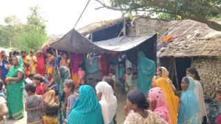 घटना की सूचना पर जुटी स्थानीय लोगों की भीड़। जागरण