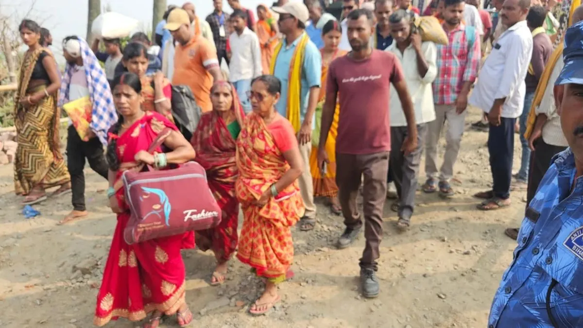Bhagalpur BIADA Ghat Ferry Fair like Scene Towing Challenges (1)