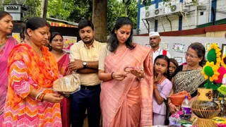 भागलपुर संग्रहालय में आयोजित पांचवीं मंजूषा हटिया में बाढ़ राहत शिविर के बच्चों की बनाई कलाकृति खरीदकर उनका उत्साहवर्धन करतीं डीएम अलंकृता पाण्डेय