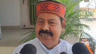 पटना में पत्रकारों से बात करते भाई वीरेंद्र। वीडियो ग्रैब