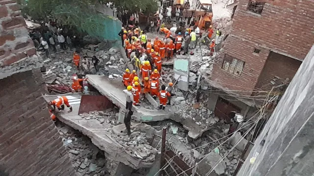 'पहले लगा भूकंप आया, देखा तो जमींदोज हो चुकी थी इमारत', सीमापुरी हादसे के बाद लोगों ने बताया हाल
