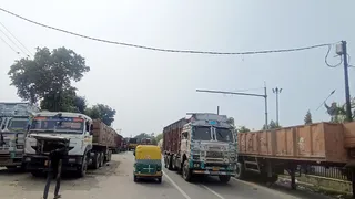 लखनऊ दिल्ली राष्ट्रीय राजमार्ग पर महाराणा प्रताप पार्क के पास सड़क के किनारे खडे वाहन। जागरण