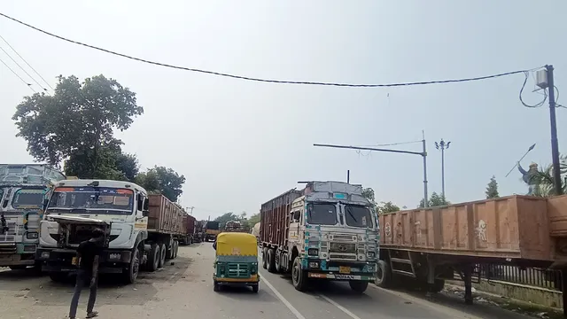 हादसों में शाहजहांपुर यूपी में नंबर-1, फिर भी बेपरवाह अफसर: हाईवे बना पार्किंग, अनदेखी से कभी भी हो सकता है बड़ा हादसा!