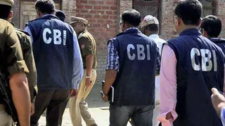 वेस्टर्न टावर में आईटी कारोबारी के घर पहुंची सीबीआई की पांच सदस्यीय टीम।