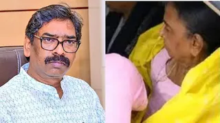 मुख्यमंत्री हेमंत सोरेन और उनकी मां रूपी सोरेन। (फाइल फोटो)