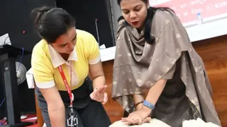 सीपीआर का डेमो दिखातीं डीएम वर्षा सिंह। जागरण