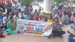 1500 से अधिक 108 संजीवनी एक्सप्रेस कर्मचारियों का प्रदर्शन