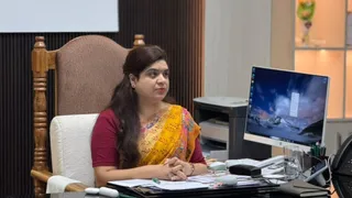 समीक्षा बैठक में डीएम अभिलाषा शर्मा