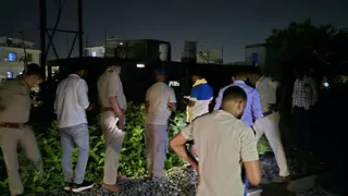 घटना स्थल पर पहुंची पुलिस व स्थानीय लोग।
