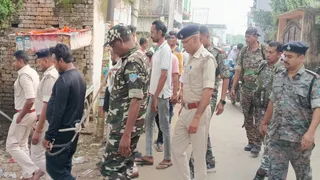 भारी सुरक्षा व्यवस्था के बीच वासेपुर में साहेब कुरैशी (काला पैंट-शर्ट) की टीआई परेड कराती पुलिस। (फोटो जागरण)