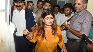 चार गोलियां लगने के बाद अस्पताल पहुंची पत्नी।
