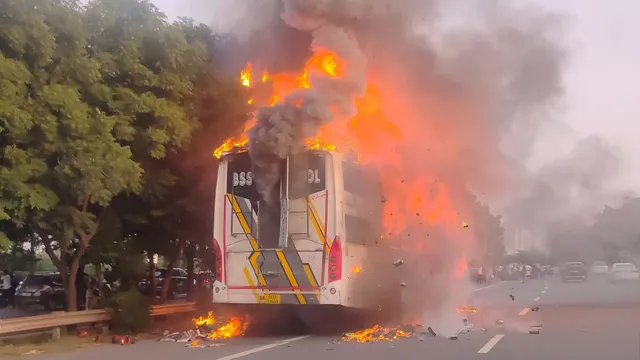 ग्रेटर नोएडा हादसे ने खोली पोल, 18 चालान कटने के बाद भी बेधड़क दौड़ रही थी बस
