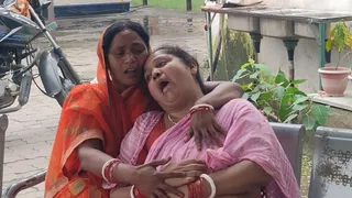सौरव राज की आत्महत्या के बाद बिलखती मां को संभालते स्वजन। (फोटो जागरण)
